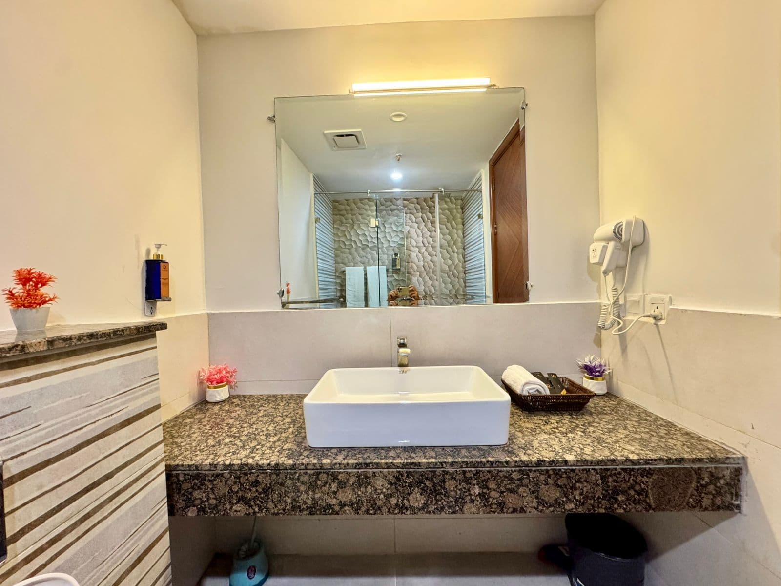 2 BHK - Gold Crest Apartment at Gold Crest, DHA Phase 4 — photo 9