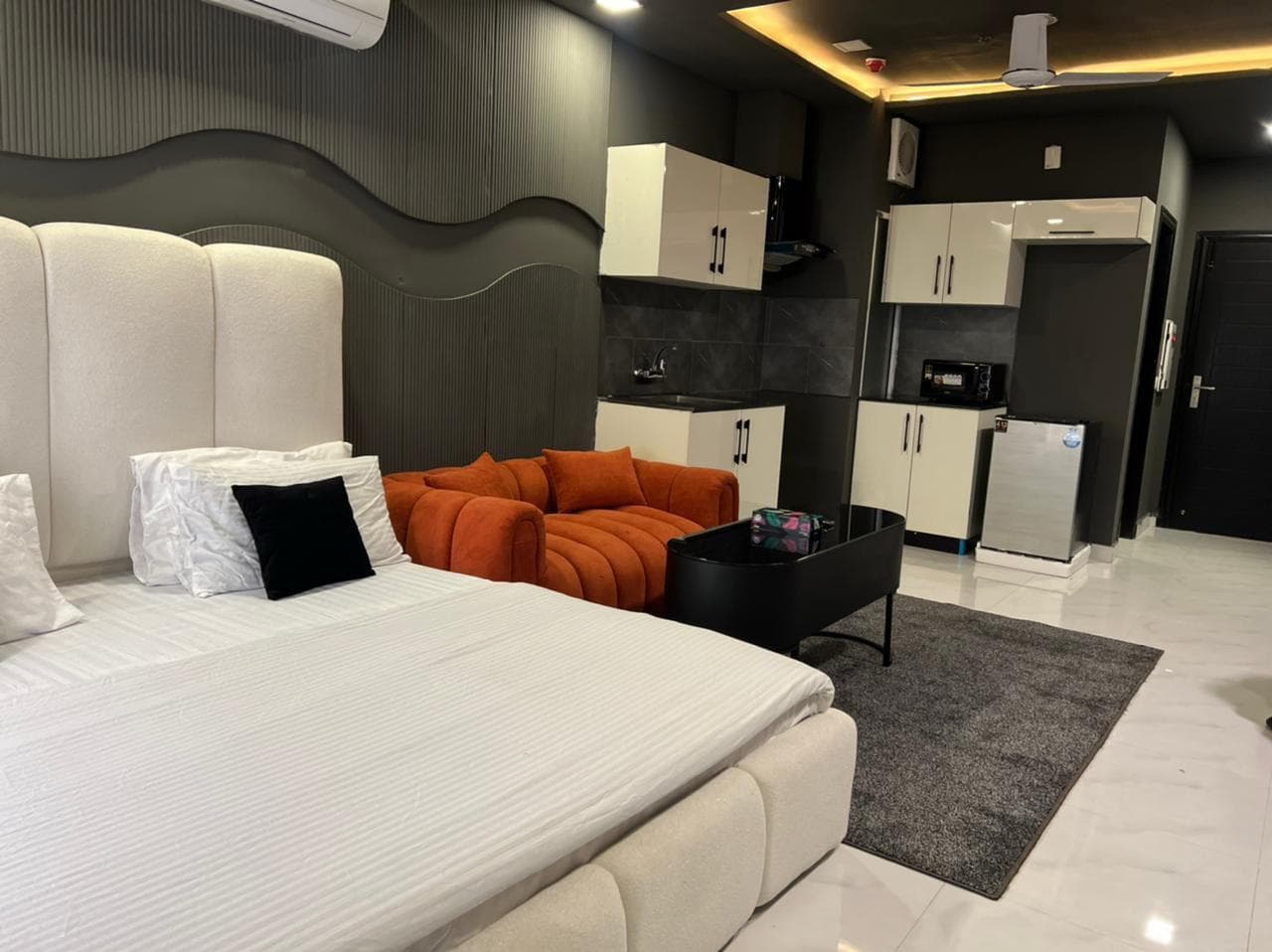 Zameen Opal - Studio Apartment at Zameen Opal, Johar Town — photo 2