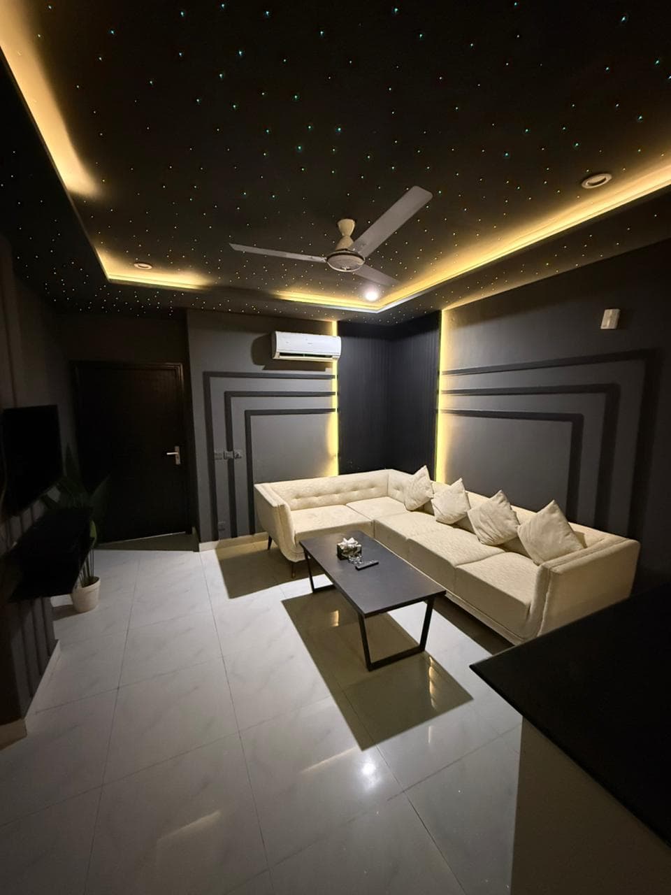 Zameen Opal - 1BHK Dark Theme at Zameen Opal — photo 5