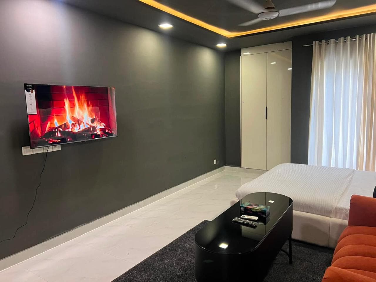 Zameen Opal - Studio Apartment at Zameen Opal, Johar Town